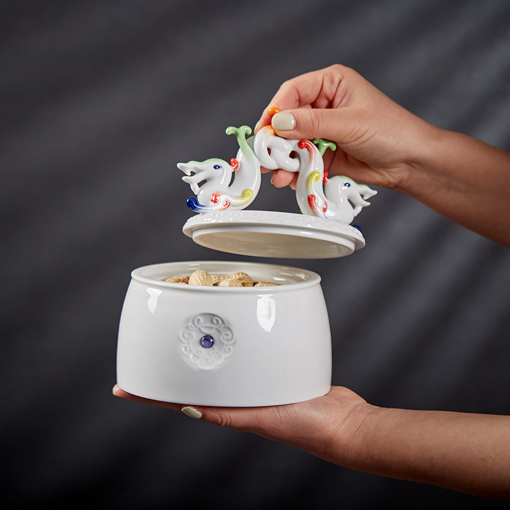 展現東方吉祥寓意的當代藝術瓷盒，為居家增添文化美感
A contemporary ceramic keepsake box blending cultural symbolism and modern design