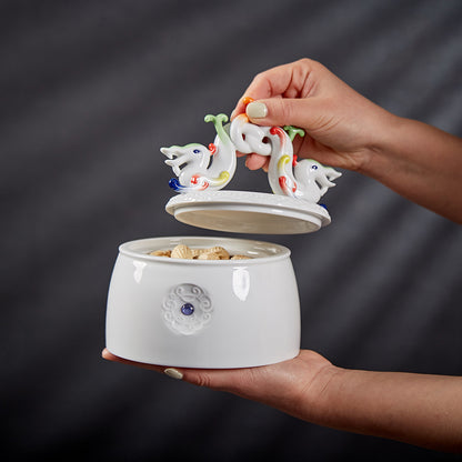 展現東方吉祥寓意的當代藝術瓷盒，為居家增添文化美感
A contemporary ceramic keepsake box blending cultural symbolism and modern design