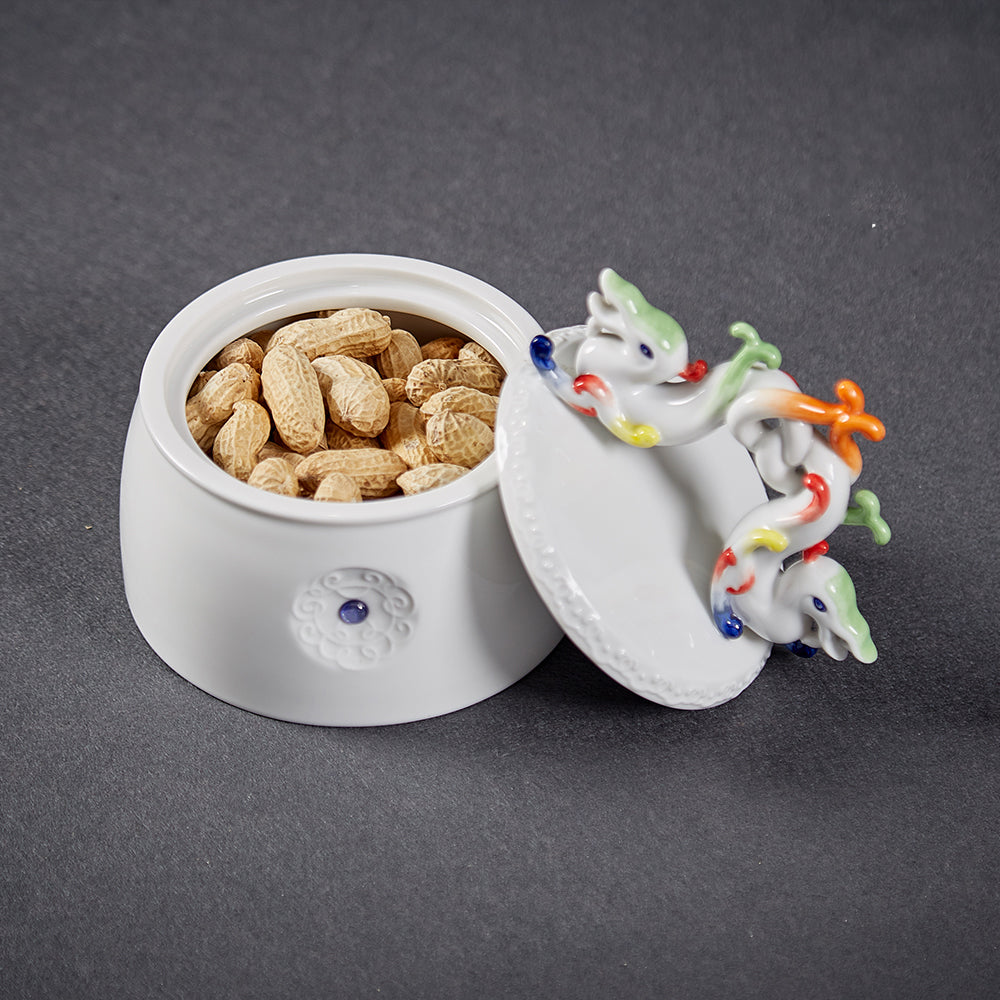 雙龍交織蓋頂造型，寓意結緣守護與好運降臨
dragon ring detail atop the lid, representing harmony, good fortune, and protection