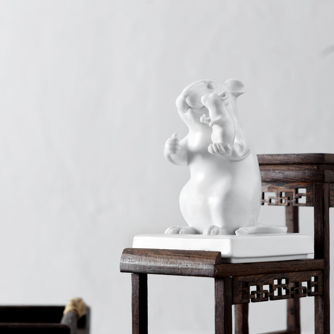 《數一數二》白瓷作品大鼠小鼠比出大拇指，象徵彼此鼓勵與正向競爭