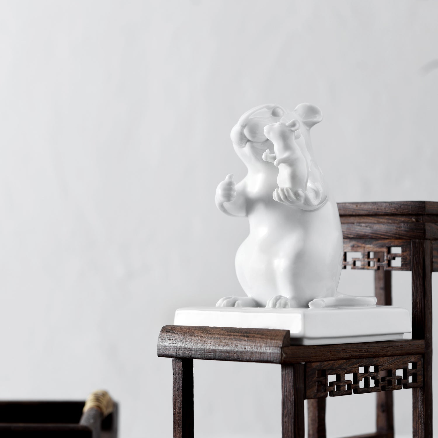 《數一數二》白瓷作品大鼠小鼠比出大拇指，象徵彼此鼓勵與正向競爭