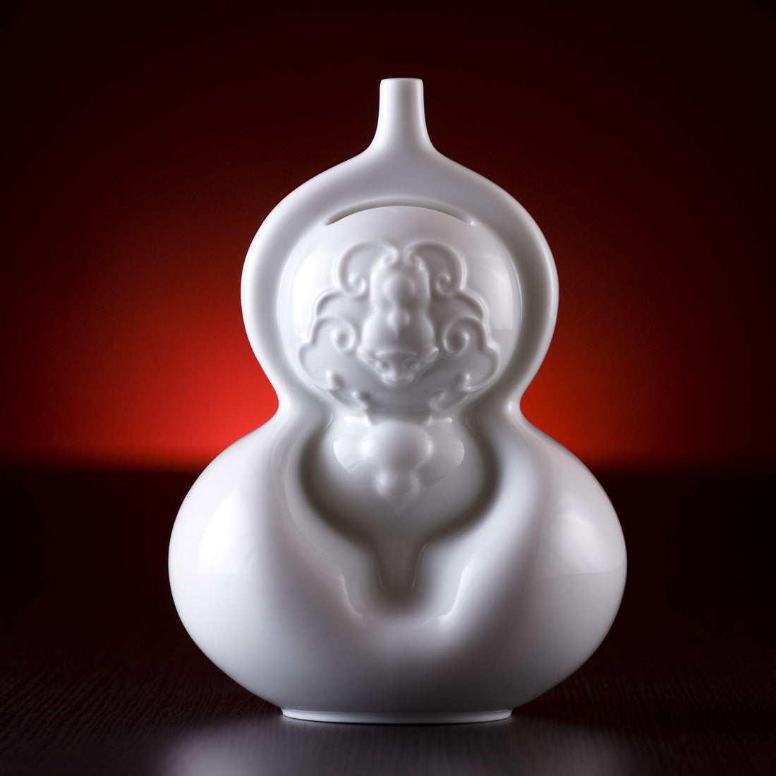 王俠軍設計藝術瓷器，寓意長久祝福的高端擺飾