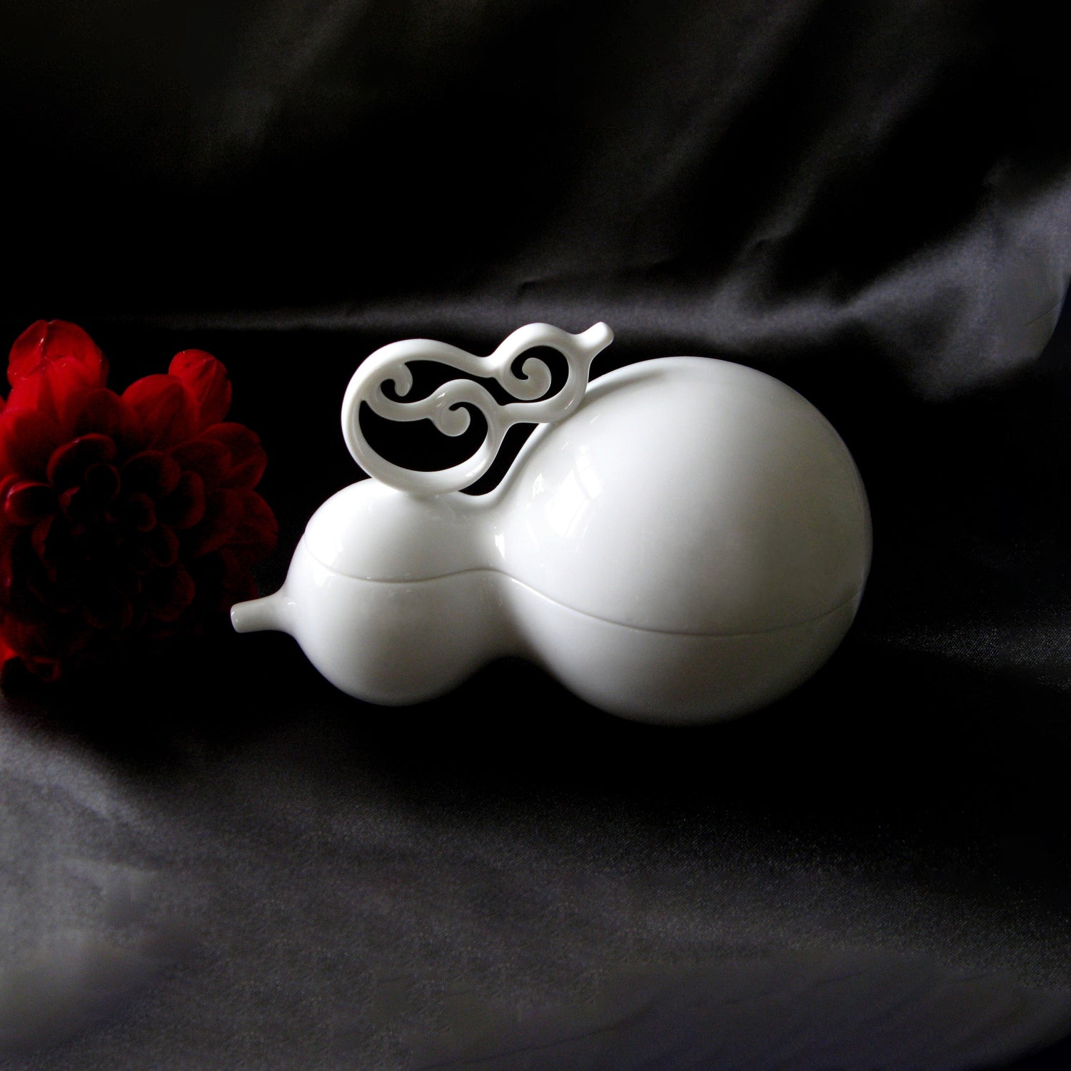 雙葫蘆相依的白瓷盒作品，寓意陪伴、信賴與福祿相隨