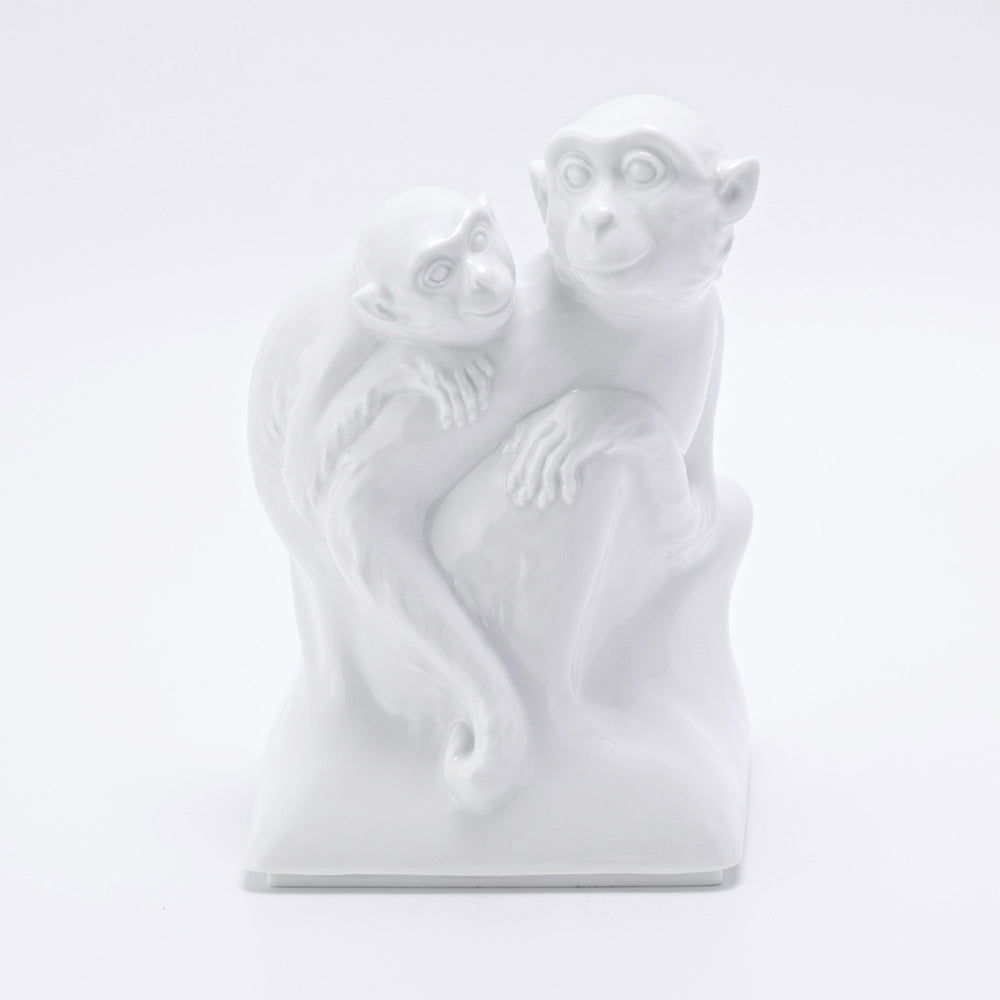 白瓷雕刻細節展現靈動神韻與文化意涵