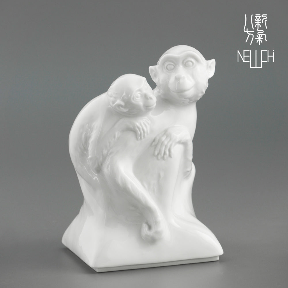 八方新氣《輩輩封侯》雙猴瓷偶，象徵代代升遷榮耀