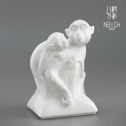 八方新氣《輩輩封侯》雙猴瓷偶，象徵代代升遷榮耀