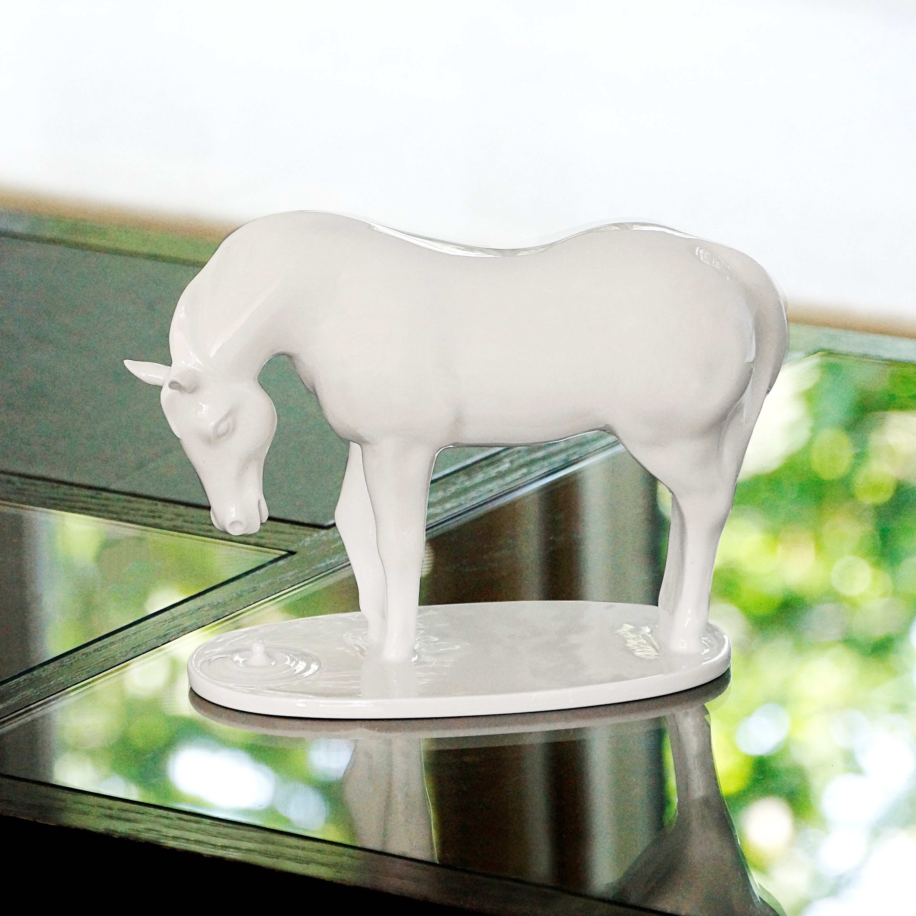 飲水思源作品特寫，馬匹眼神溫柔，水滴於底座上擴散成漣漪