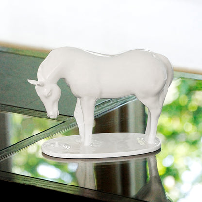 飲水思源作品特寫，馬匹眼神溫柔，水滴於底座上擴散成漣漪