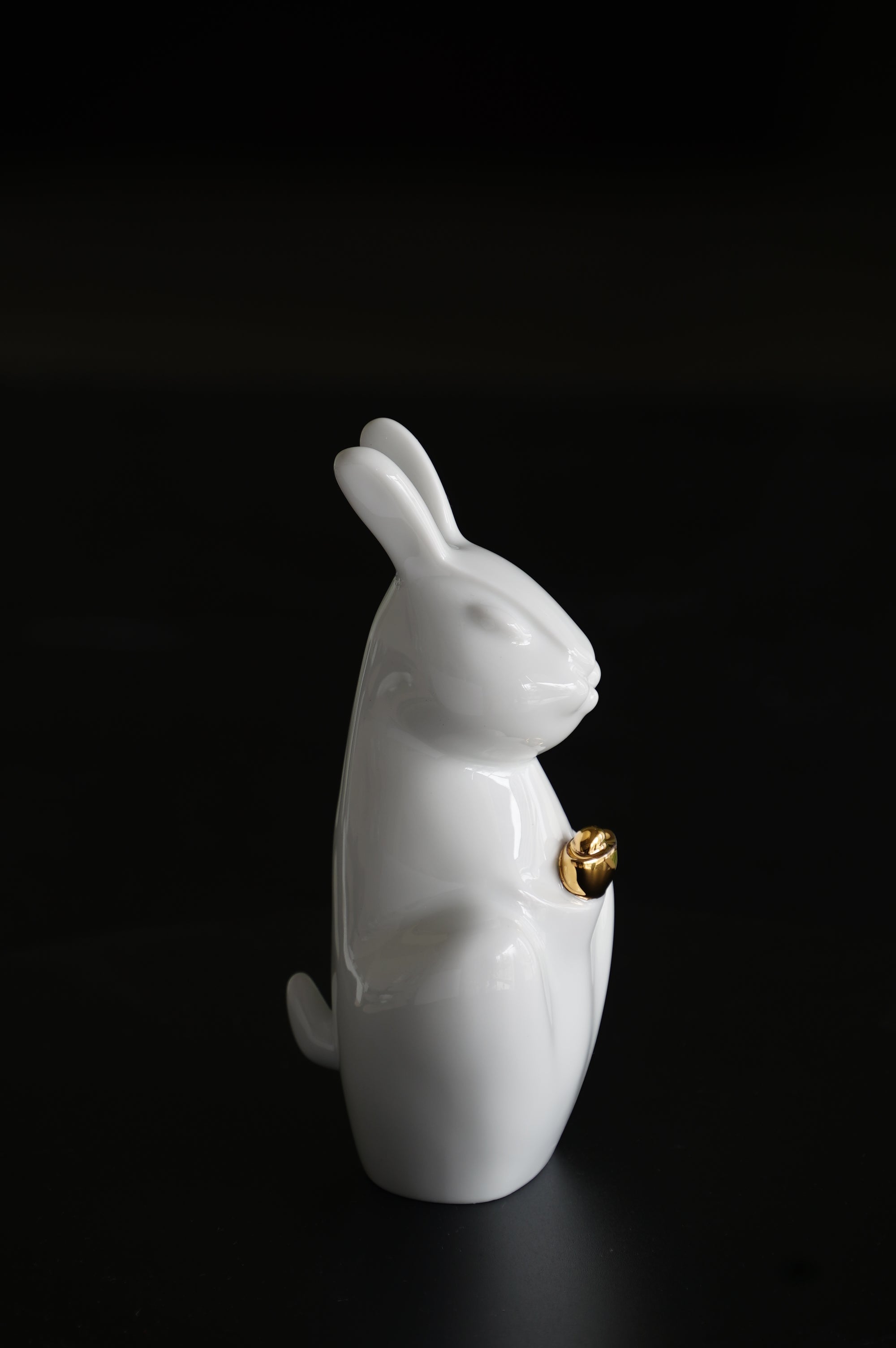 精緻白瓷兔年藝術品，象徵平安富貴與好運連連