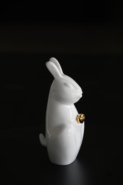 精緻白瓷兔年藝術品，象徵平安富貴與好運連連