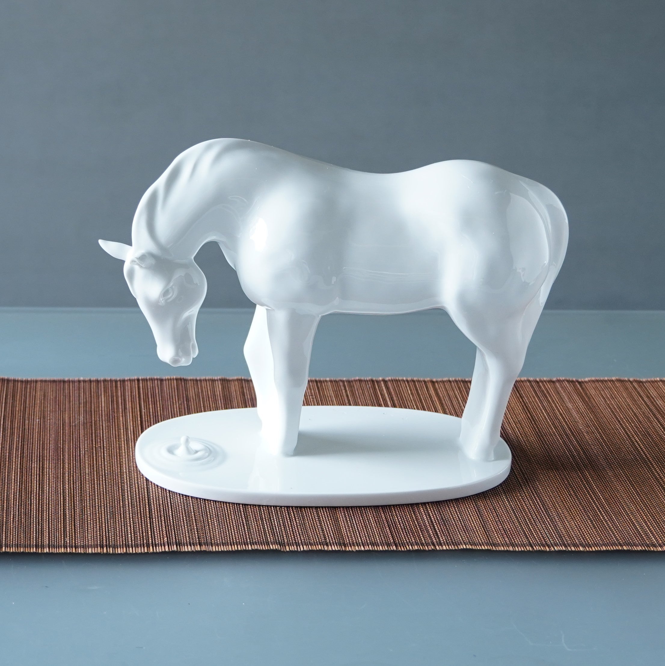 一匹低首凝視水滴的白瓷馬，於靜謐中流動溫柔。象徵在起伏人生中，不忘曾為你帶來轉機的那滴水。