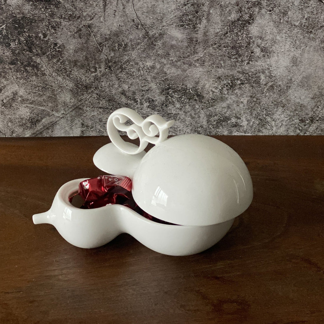 白瓷葫蘆盒《相依》，一大一小的雙葫蘆造型，象徵彼此相依的情感與福氣相隨