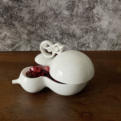 白瓷葫蘆盒《相依》，一大一小的雙葫蘆造型，象徵彼此相依的情感與福氣相隨