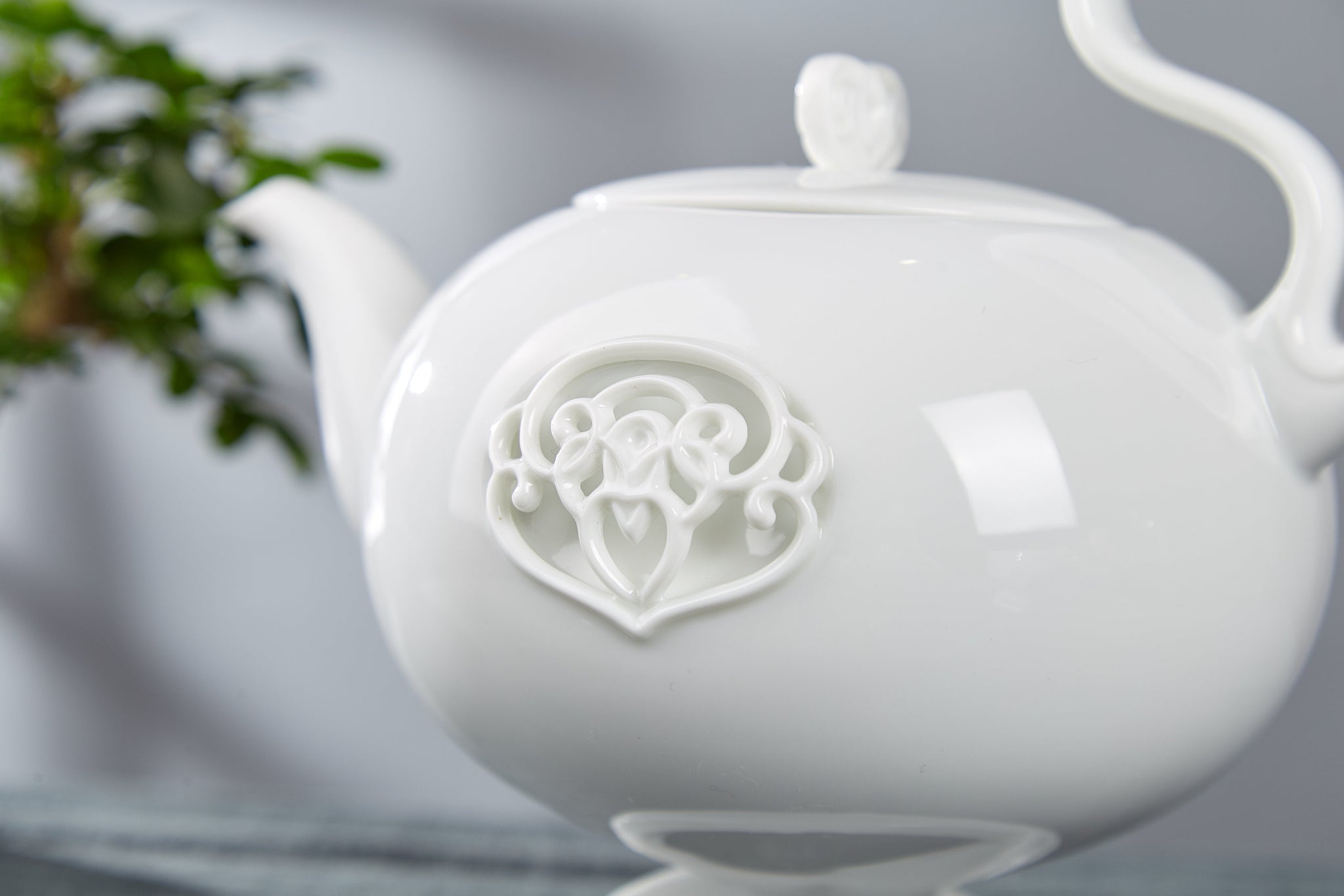 春暖花開壺身花苞造型特寫｜白瓷透明釉