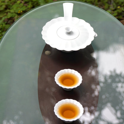 八方新氣 山水情深 ,茶香與光影在白瓷上流轉，如山水交映